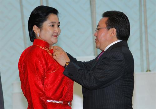 МУГЖ С.Сарантуяа “Ардын жүжигчин” цол тэмдэгээр шагнууллаа